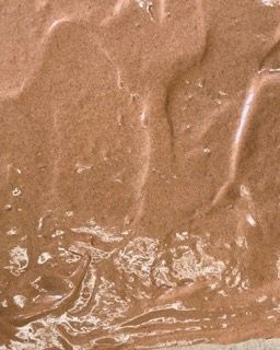 Un primo piano di una salsa al cioccolato su un tavolo.