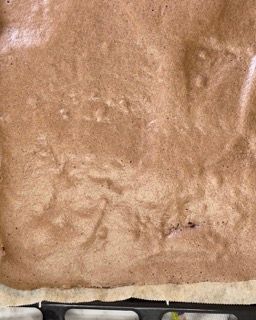 Primo piano di una fetta di torta al cioccolato su una teglia.