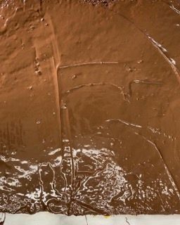 Un primo piano di un pezzo di cioccolato su un tavolo