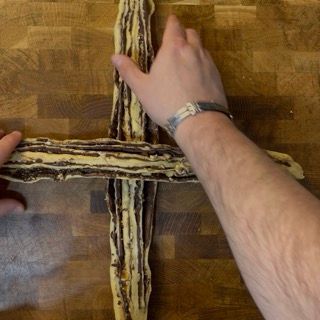 Sovrapposizione al centro dei due pezzi per il secondo metodo di intreccio.