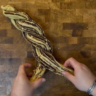 Seconda lievitazione nello stampo del babka al cioccolato intrecciato.