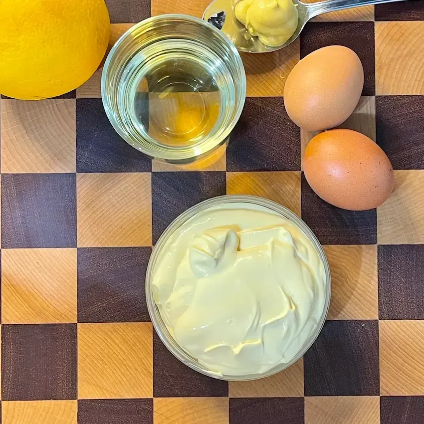 Preparazione della maionese in casa per ottenere un'emulsione perfetta e stabile