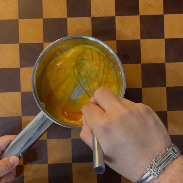 Frusta a mano che mescola energicamente le uova e i liquidi a freddo.