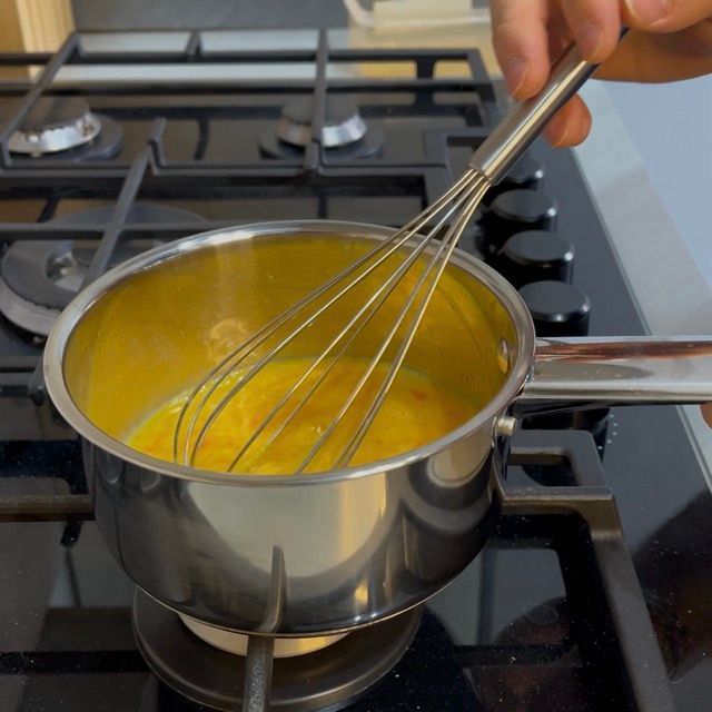 Pentolino con la base di uova posizionato sul fuoco a fiamma bassissima