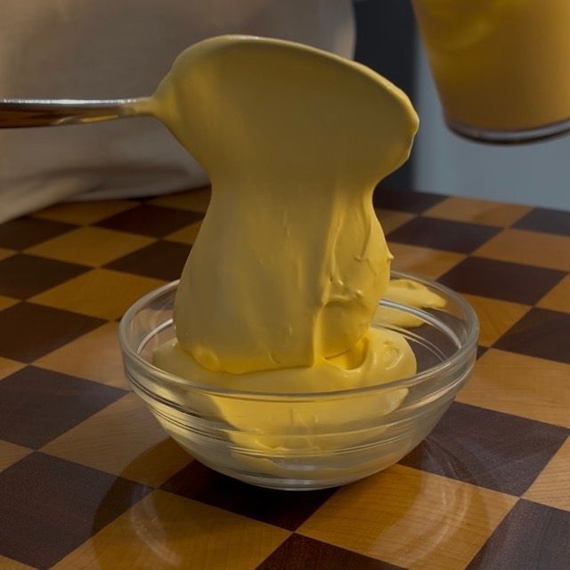Maionese fatta in casa densa e lucida, messa a raffreddare in acqua e ghiaccio.