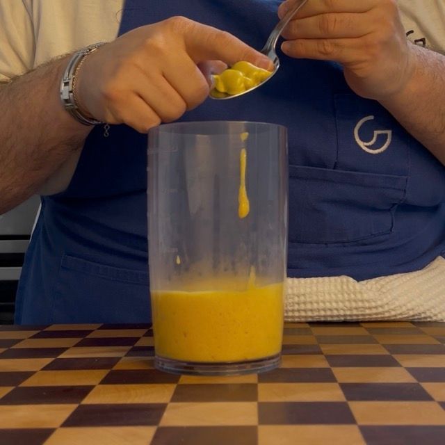 Aggiunta della senape al composto di uova caldo.