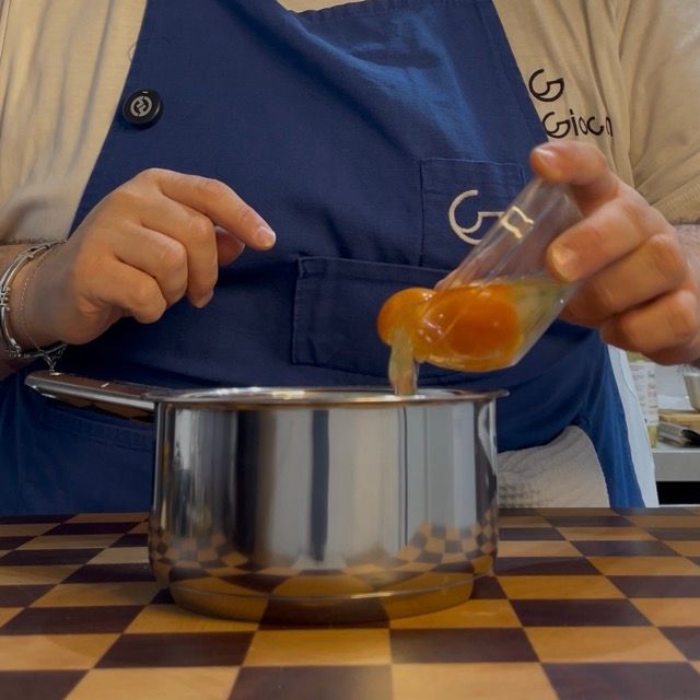 Uova intere, tuorli, aceto e limone uniti in un pentolino per la base della maionese.