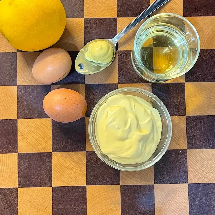 Ciotola di maionese con uova sode densa e vellutata, preparata con il minipimer senza uova crude