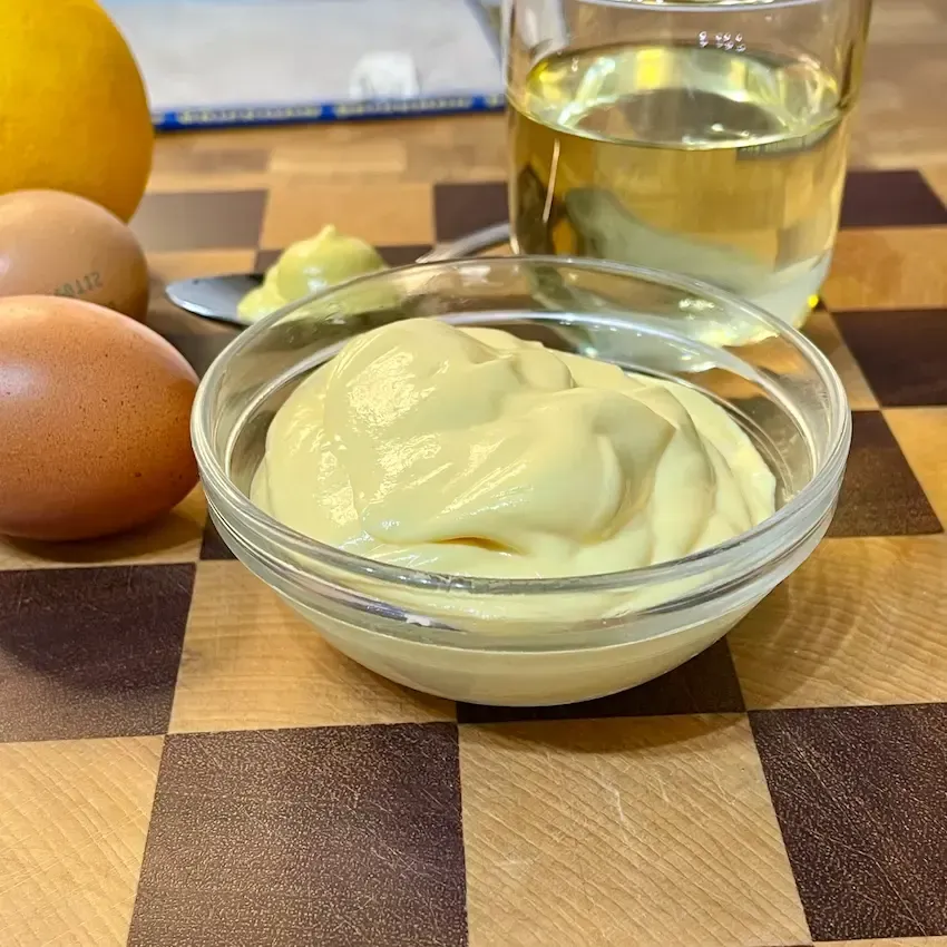 Ciotola di maionese con uova sode densa e vellutata, preparata con il minipimer senza uova crude