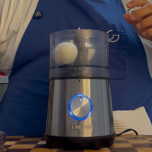 Uova sode sbucciate nel boccale del mixer con senape, limone e aceto.