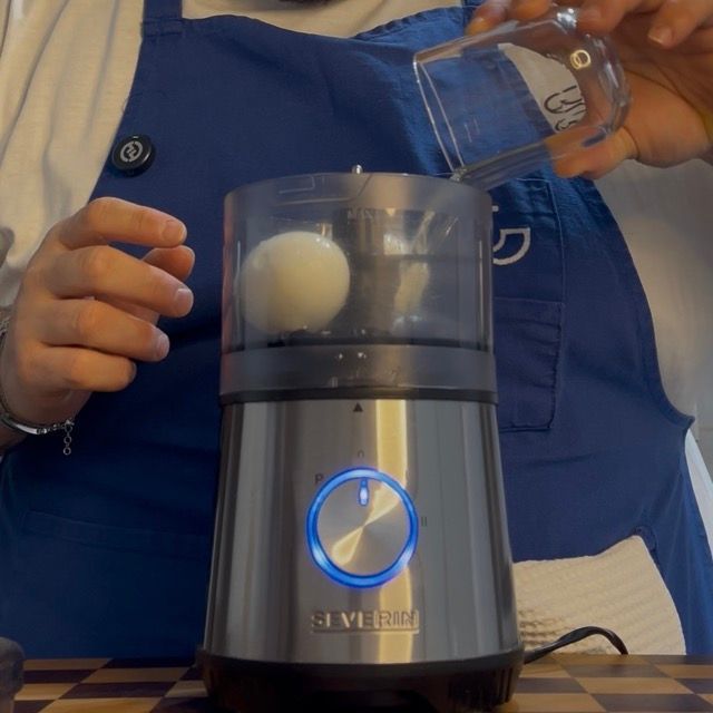 Aggiunta del sale agli ingredienti per la base della maionese cotta