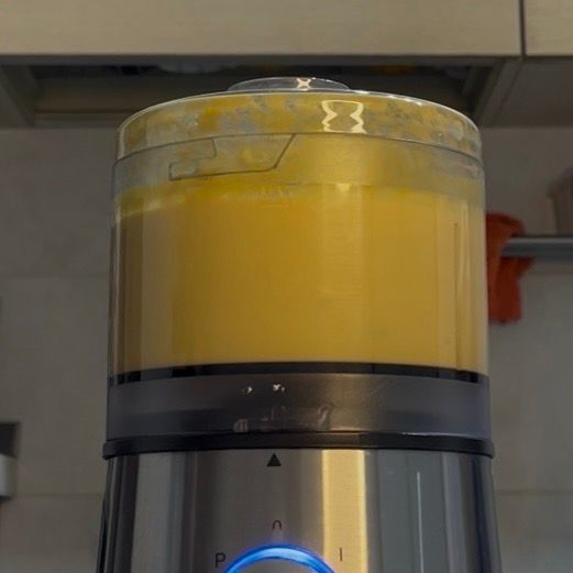 Minipimer che inizia a frullare le uova sode per creare una crema base.