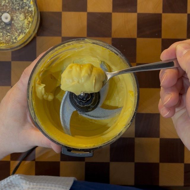 Pasta di uova sode liscia e omogenea ottenuta dopo la prima frullatura