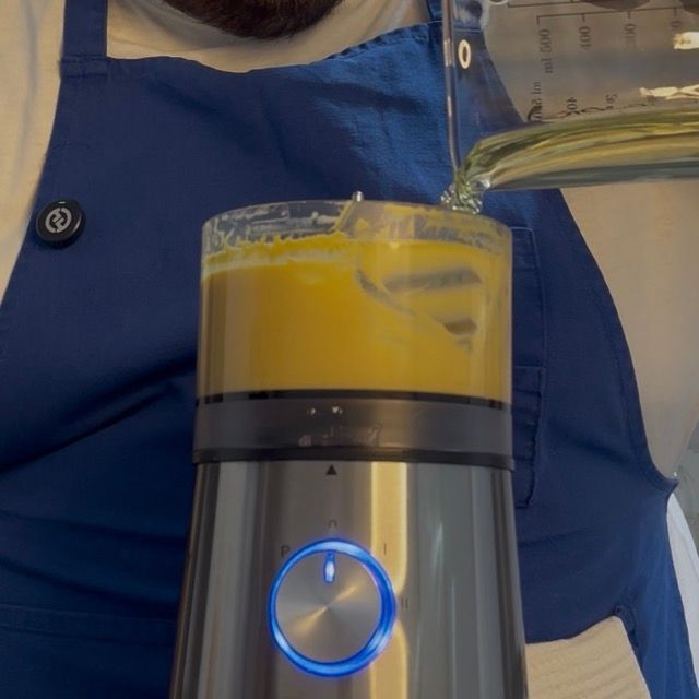 Olio di semi versato tutto insieme nel boccale sopra la base di uova