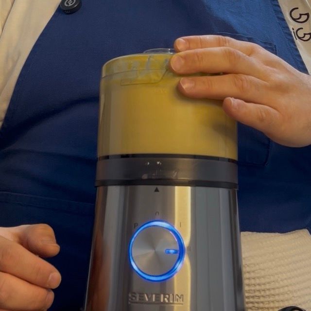 Il boccale pronto per l'emulsione finale con olio e base separati.