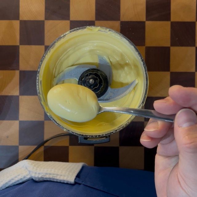 La maionese che prende corpo e diventa densa e vellutata