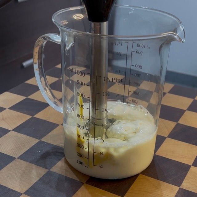 Movimento lento del frullatore verso l'alto per inglobare tutto l'olio restante.