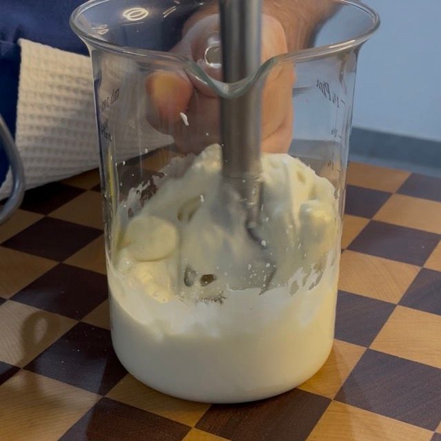 Maionese senza uova montata per 1 minuto, dalla consistenza molto densa.