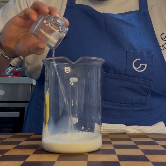 Aggiunta di senape e succo di limone alla base di latte di soia