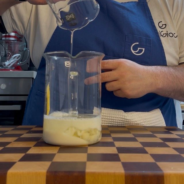 Olio di semi versato tutto insieme sopra gli altri ingredienti nel boccale.