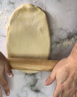 L'impasto principale steso in un rettangolo di circa 20x30 cm.