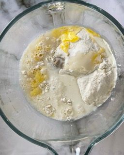 Ingredienti per il pain au chocolat versati nella ciotola della planetaria.