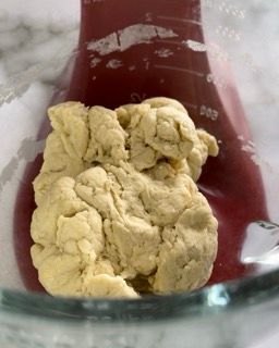 L'impasto del pain au chocolat ancora grezzo dopo la prima lavorazione.