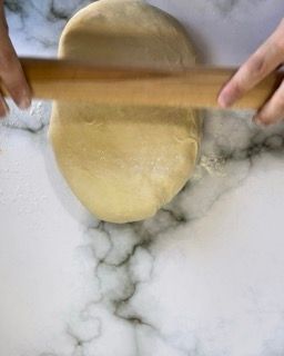 Il rettangolo di impasto coperto con pellicola trasparente.
