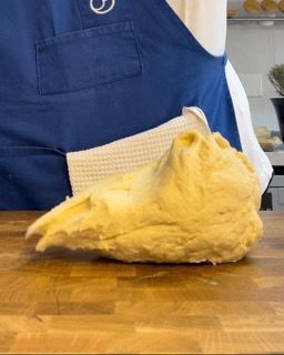 Impasto rovesciato sul piano di lavoro e lavorato con qualche piega.