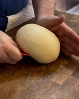 L'impasto che riposa per 1 ora a temperatura ambiente, coperto da un panno.