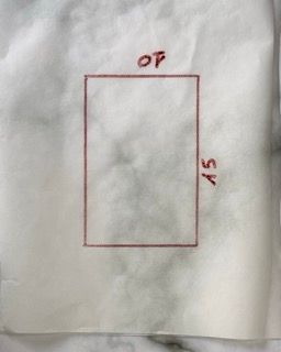 Rettangolo 15x10 cm disegnato su un foglio di carta da forno.