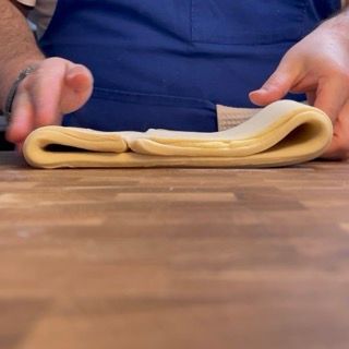 I due lembi esterni dell'impasto ripiegati verso il centro