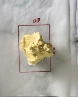 Il mix di burro e farina posizionato al centro della carta da forno.