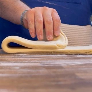 Un terzo dell'impasto ripiegato verso il centro.