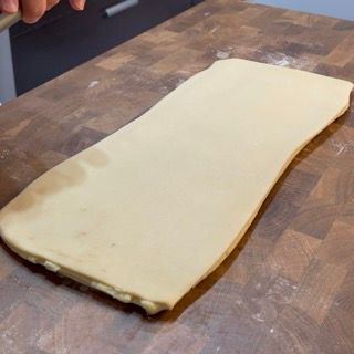 Il panetto con il burro incassato, pronto per il primo riposo e la sfogliatura.