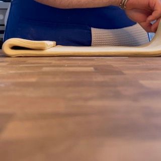 Impasto steso in un lungo rettangolo per la prima piega.