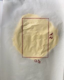 Tarocco che spinge e modella il burro per la sfogliatura.