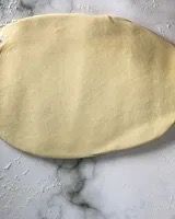 Il panetto di burro posizionato sulla metà inferiore dell'impasto.