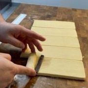 L'impasto che viene arrotolato sulla prima barretta di cioccolato.