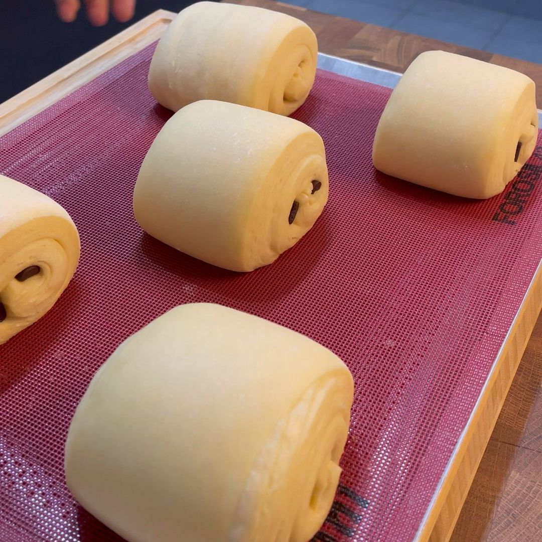 I pain au chocolat perfettamente raddoppiati di volume, pronti per la cottura.