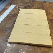 I rettangoli di pasta sfogliata pronti per essere farciti.