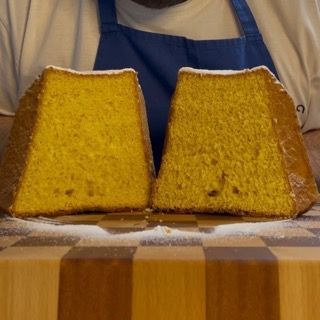 Due fette di torta gialla su un tagliere di legno