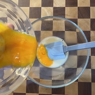 Le uova vengono versate in una ciotola con una spatola