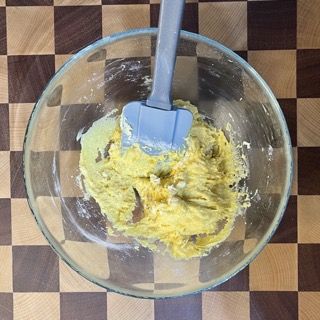 Una ciotola di pastella con una spatola dentro