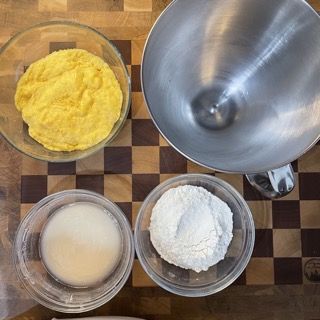 Una ciotola di pane di mais accanto a una ciotola di farina
