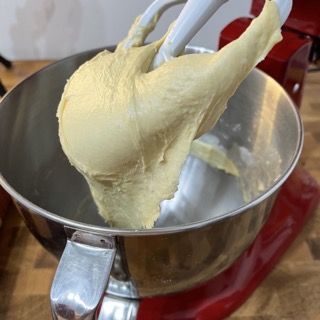 Una ciotola di impasto viene mescolata in un'impastatrice