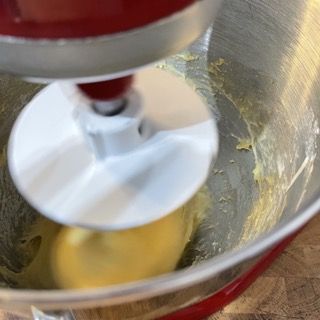 Primo piano di un mixer che mescola qualcosa in una ciotola.