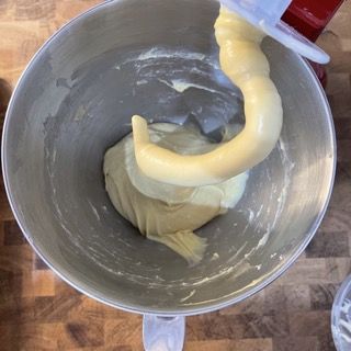 Un primo piano di un mixer con un gancio