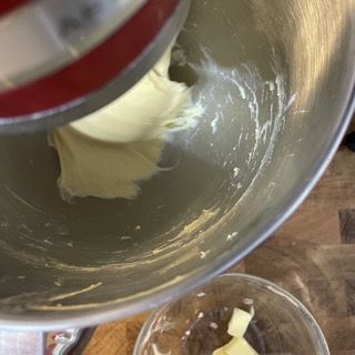 Un primo piano di un mixer con burro dentro