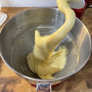 Una ciotola di acciaio inossidabile riempita con un liquido giallo